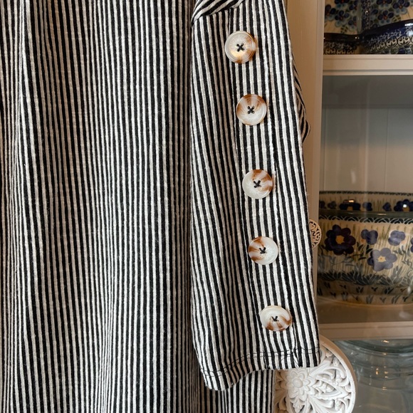FRENCH LAUNDRY black and white striped top 3/4 sleeves with button detail Sz M - Picture 3 of 3